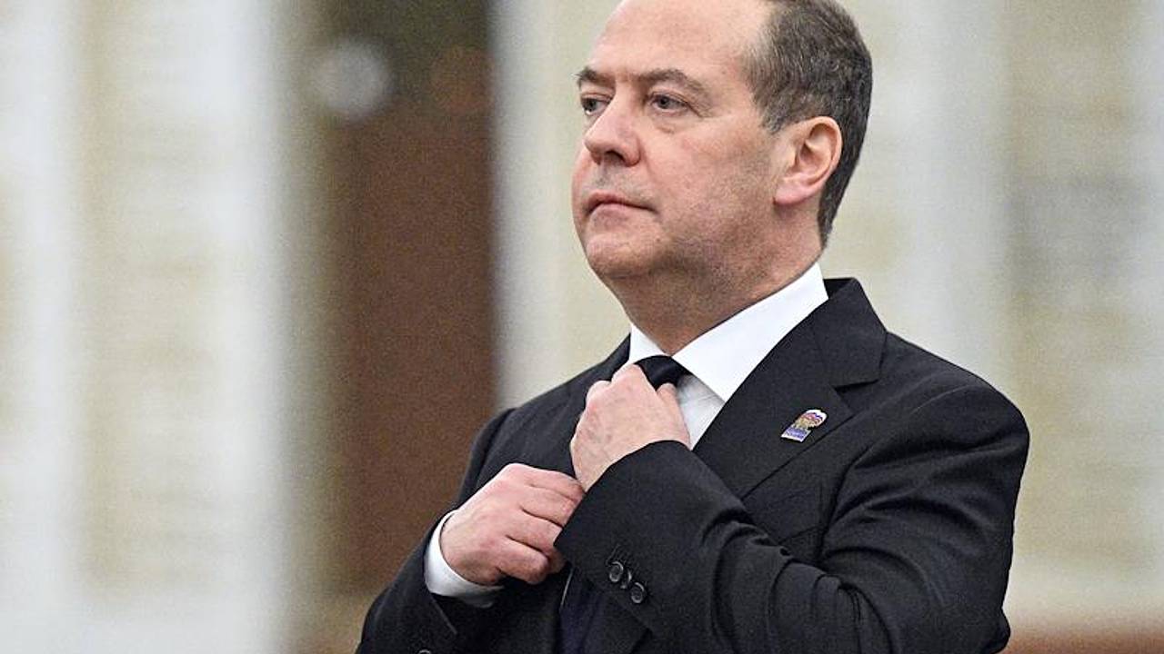 Медведев допустил лишение паспорта и высылку из России одной категории граждан