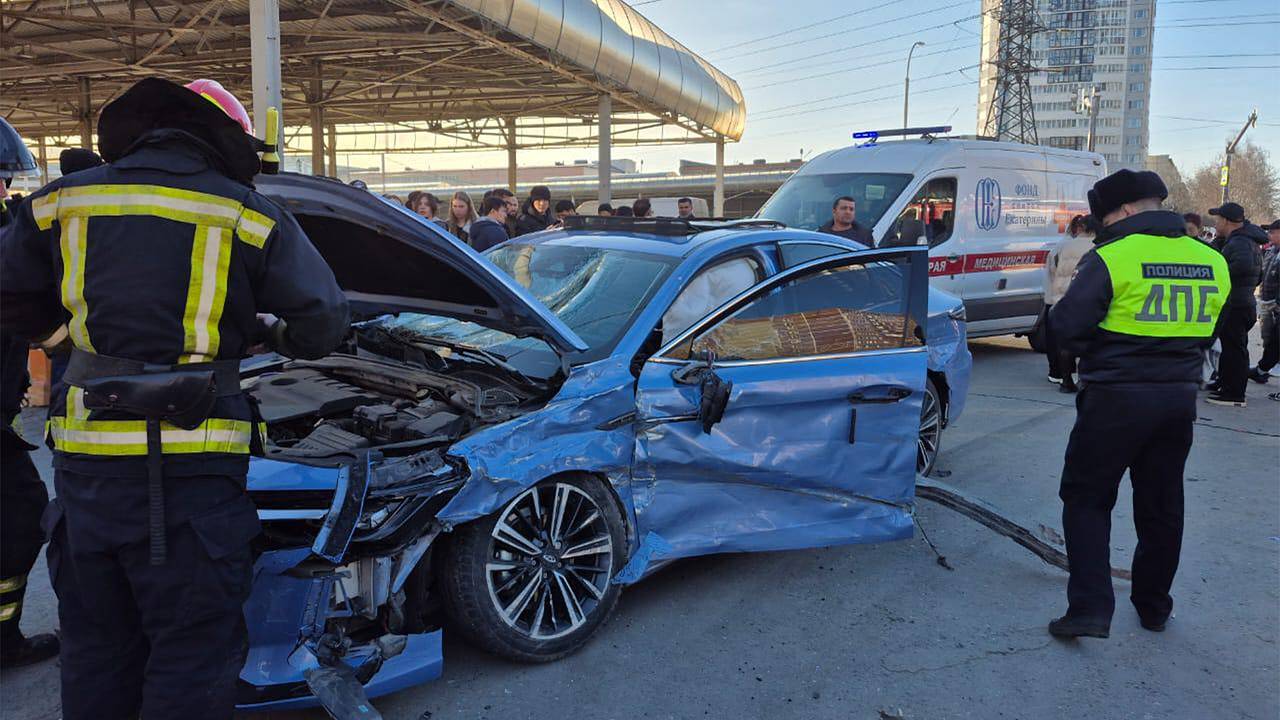 В российском городе автомобиль въехал в толпу людей на тротуаре