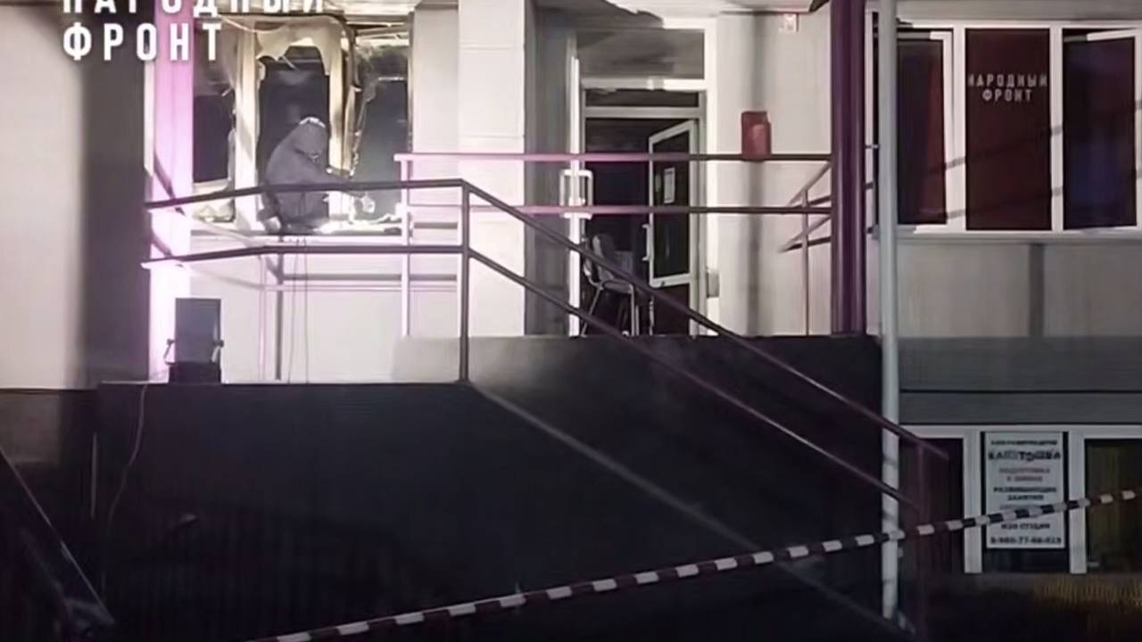 Неизвестные подожгли офис Народного фронта в российском регионе