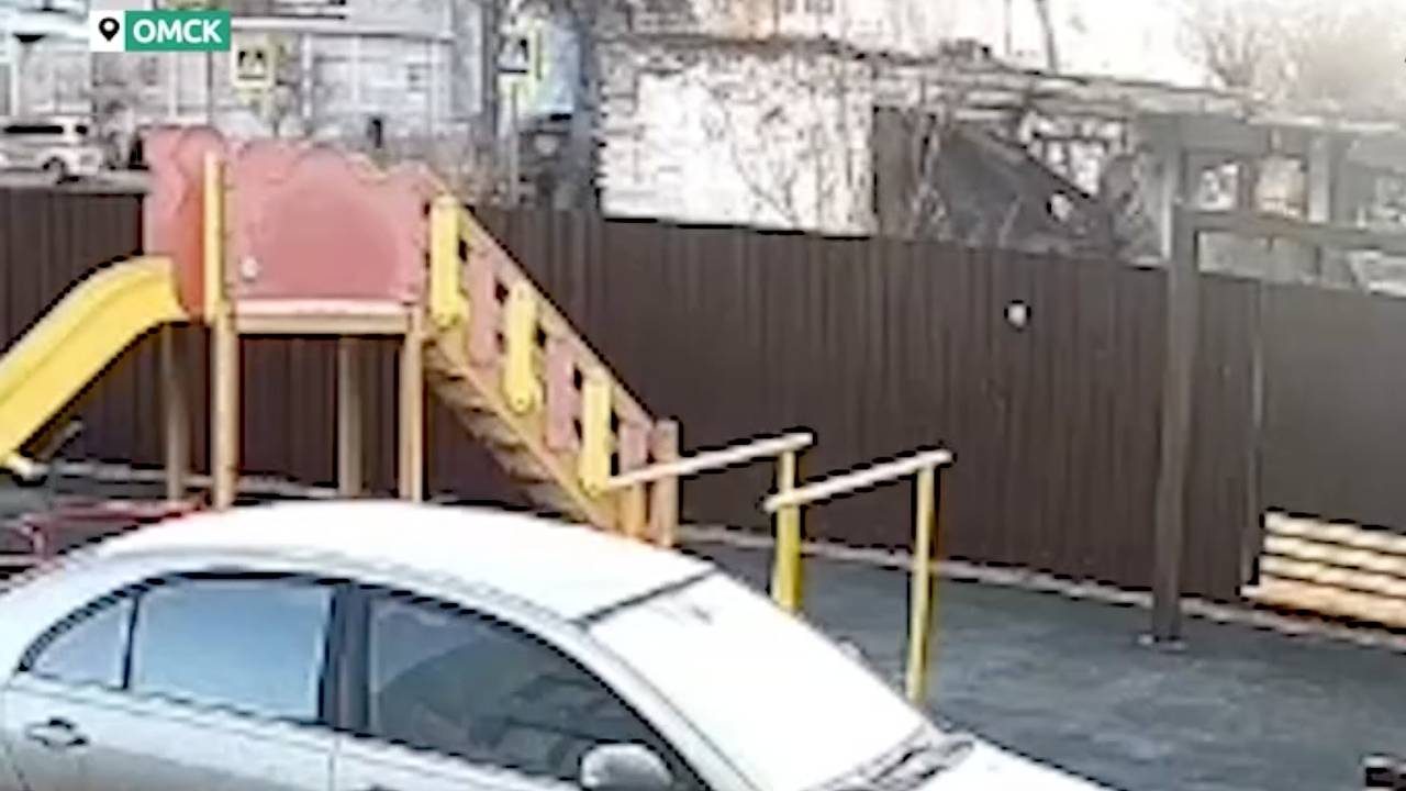Пытавшегося распилить старый дом на дрова россиянина завалило насмерть