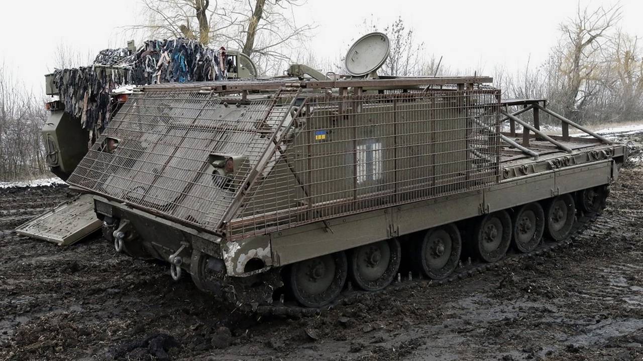 Два американских БТР свалились в воронку от авиабомбы в зоне СВО