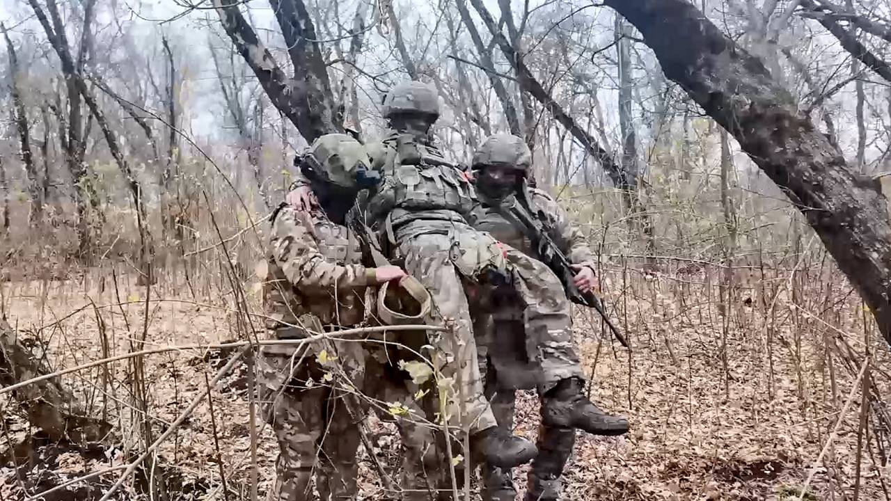 Российский боец вывел пять человек и тяжелораненого солдата из приграничья