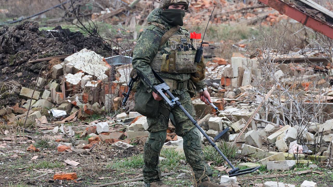 Российские саперы начали разминирование населенного пункта в Курской области