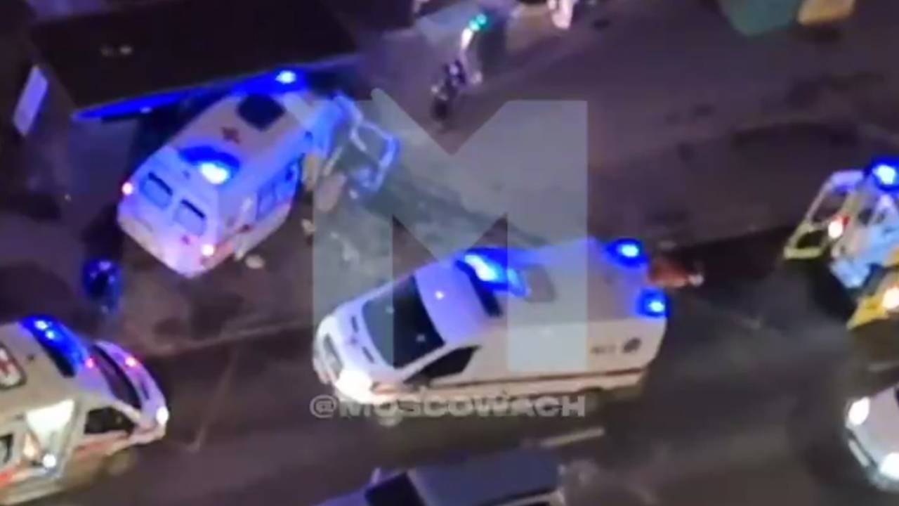 Появилось видео со въехавшей в остановку скорой помощью в Москве