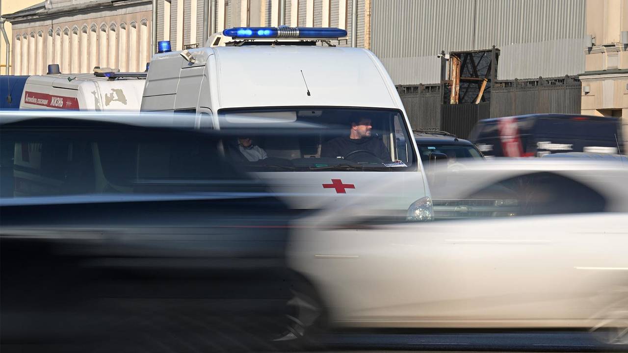Скорая помощь влетела в остановку с людьми в Москве