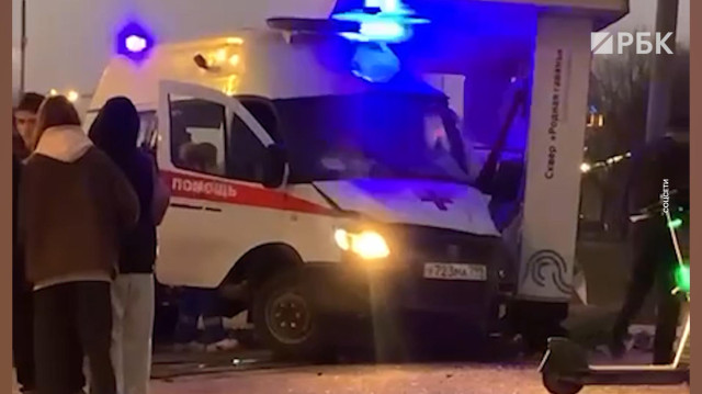 В Москве машина скорой помощи влетела в остановку с людьми в Чертанове