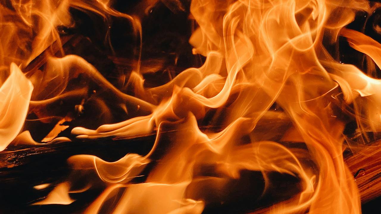 В промзоне Луганска начался пожар из-за падения обломков БПЛА