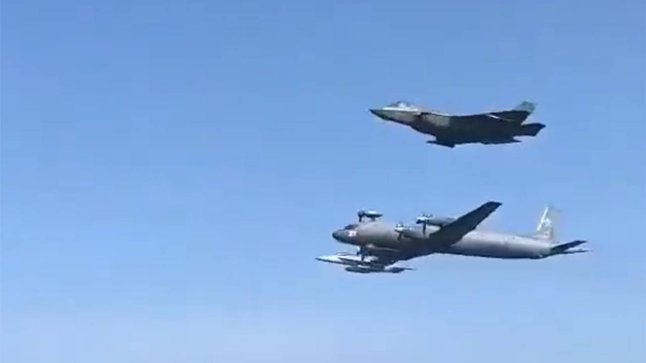 Экипаж российского противолодочного самолета снял на видео авианосец США под собой