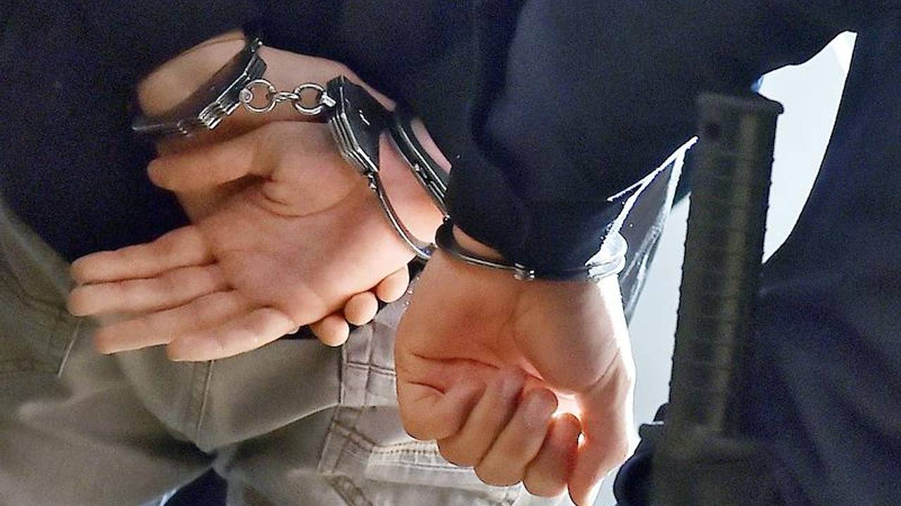 На избившего и сломавшего лодыжку дочери россиянина возбудили дело