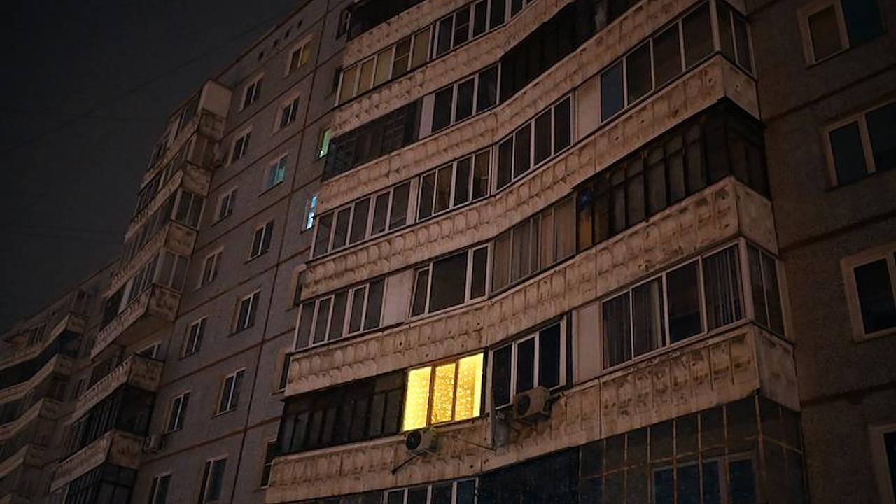 Десятки домов в российском городе остались без воды и электричества из-за аварии
