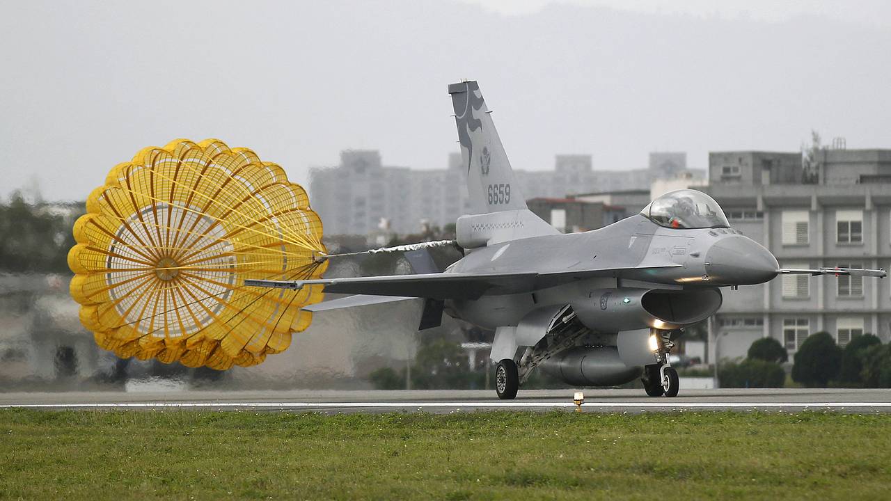 Тайвань получил первый из 66 купленных у американцев F-16