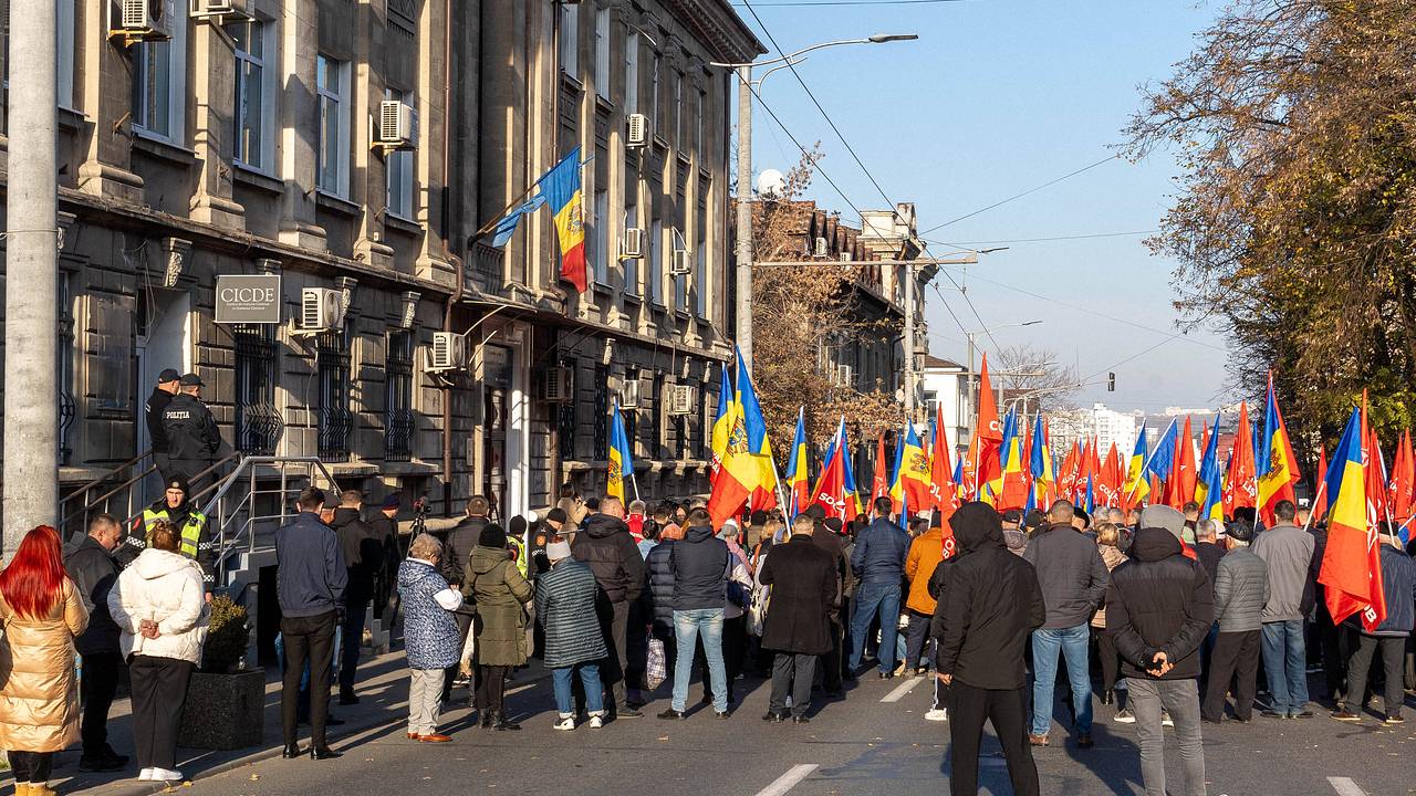 Сторонники Гуцул вышли на пикет у СИЗО в Кишиневе