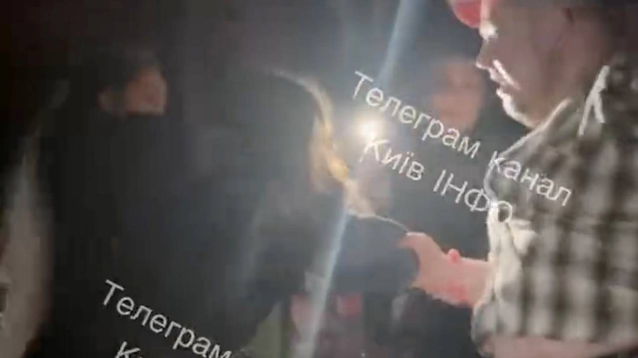 В Киеве мужчина избил слушавшую русскую музыку девушку