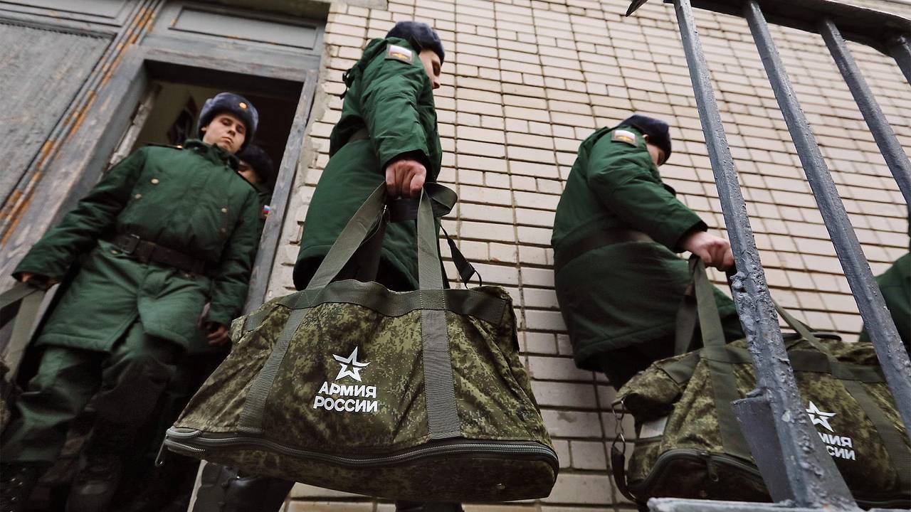 Минобороны разъяснило порядок направления повесток призывникам