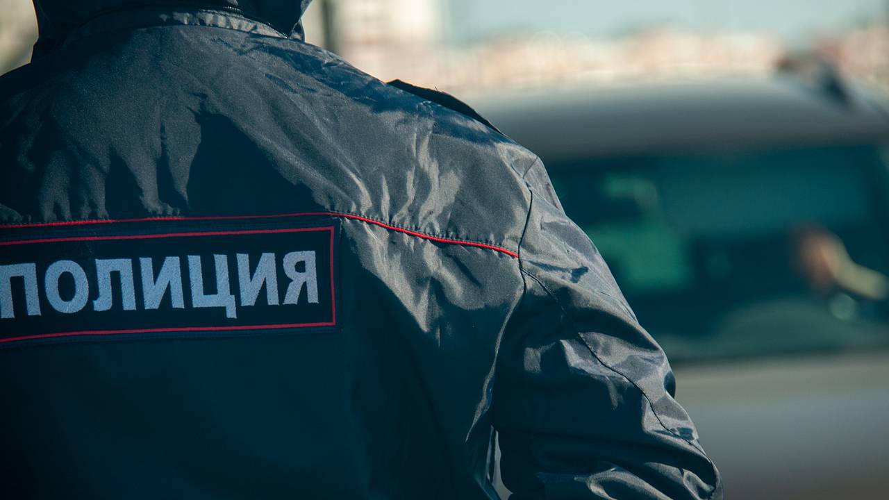 В МВД назвали причину падения автомобиля с пятого этажа паркинга в Москве