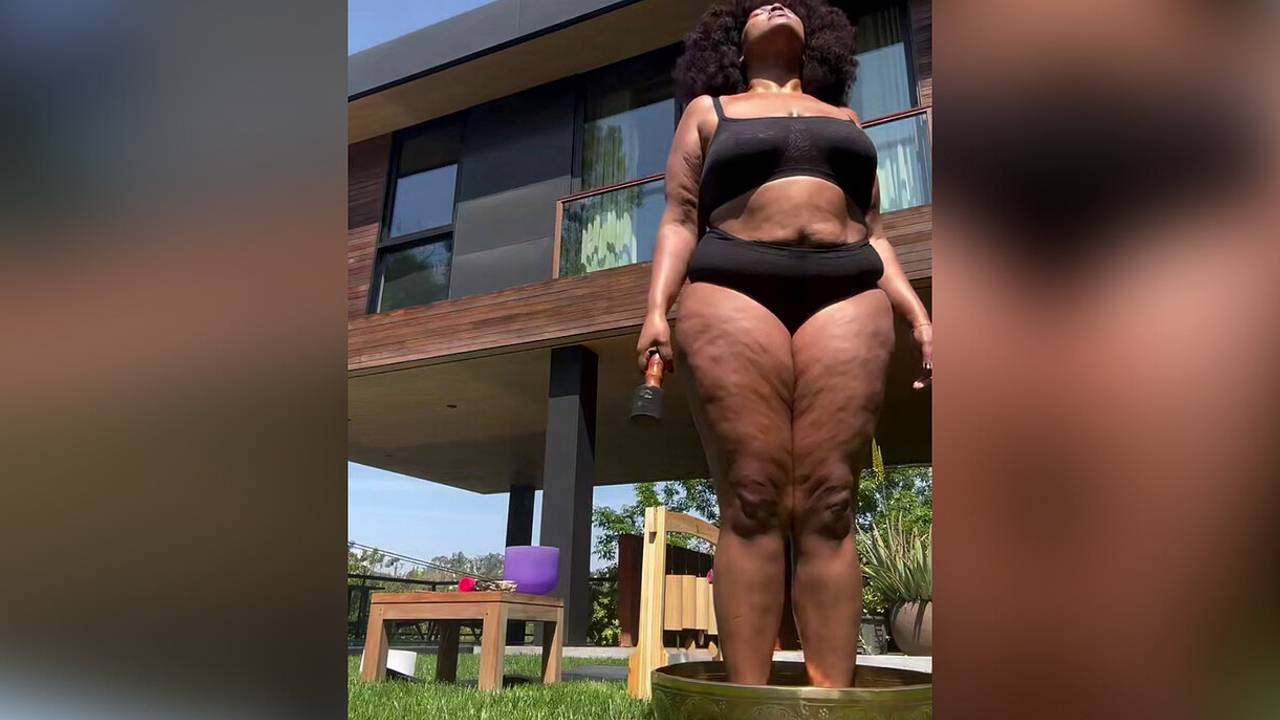 В сети восхитились внешностью тучной рэперши Lizzo в нижнем белье