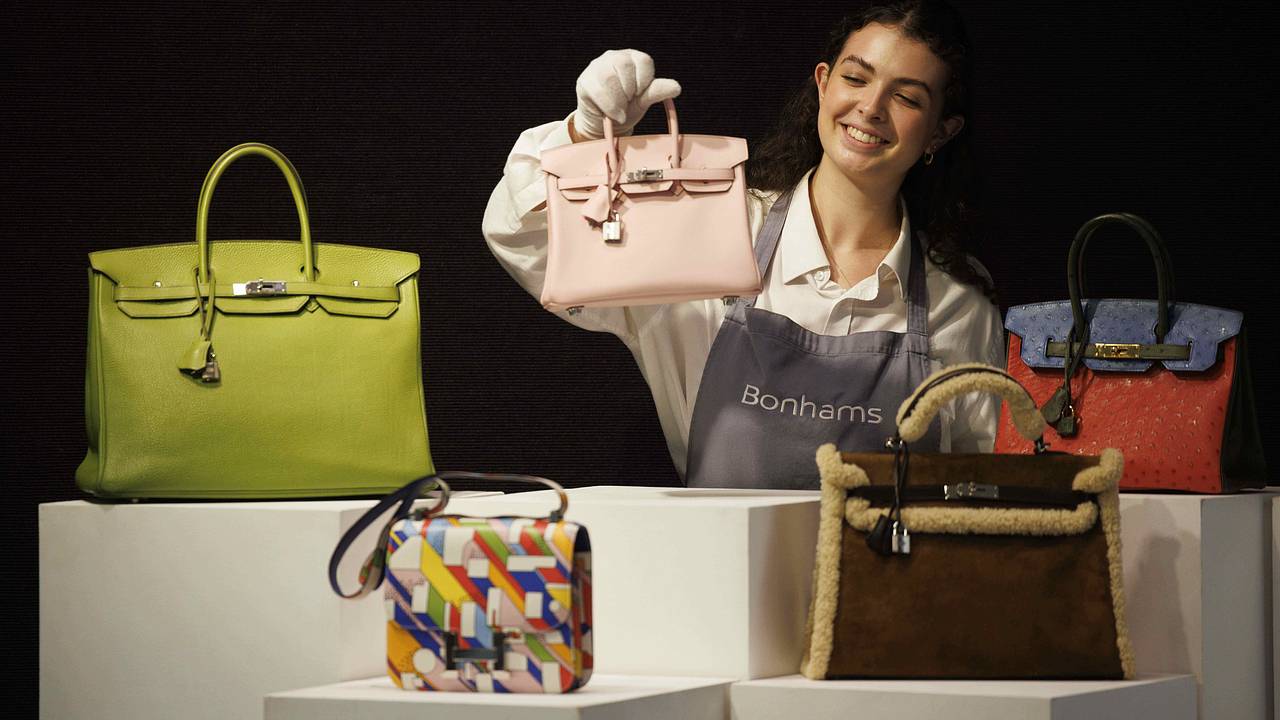 Россияне устремились скупать поношенные сумки Birkin