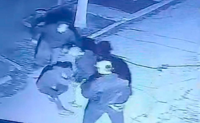 Во Владивостоке неизвестные с ножом ранили мужчину и пытались его поджечь
