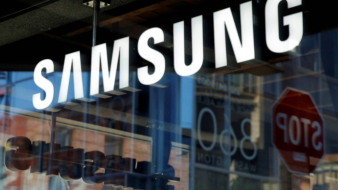 Samsung изобрела складывающийся вчетверо смартфон