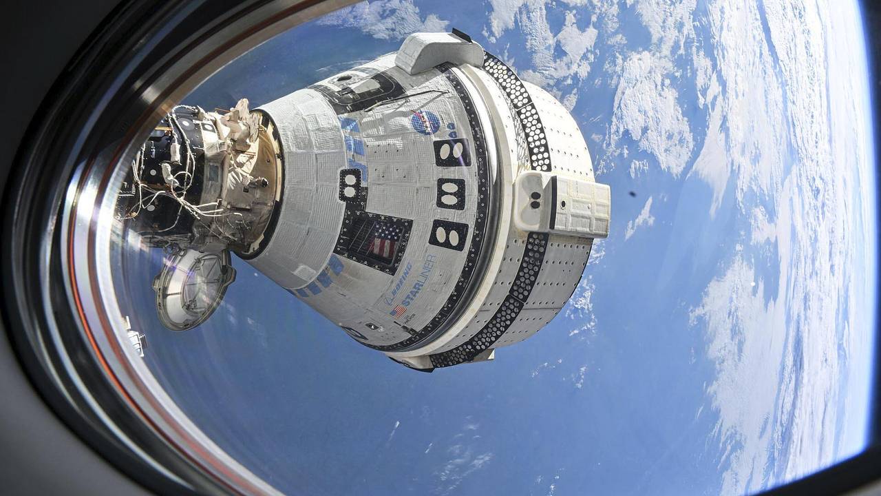 Стало известно о потере контроля астронавтов над Starliner