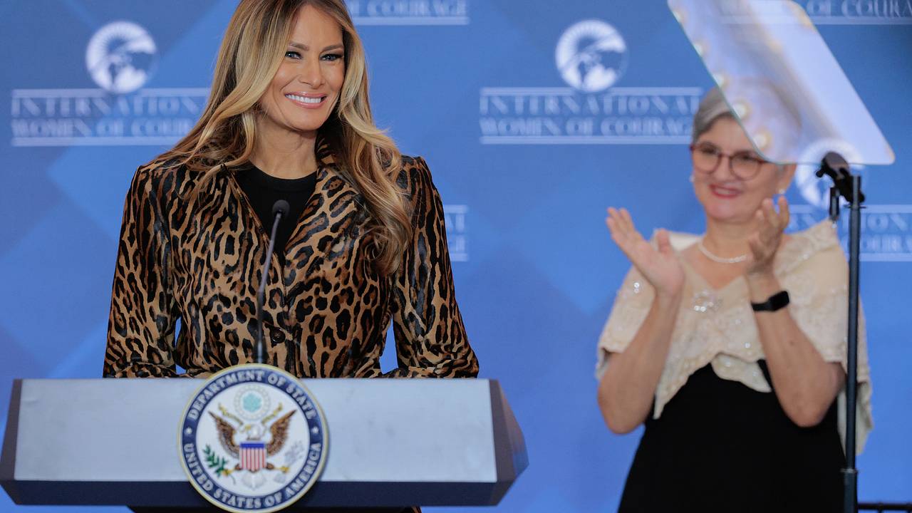 Мелания Трамп вышла в свет в леопардовом плаще почти за миллион рублей