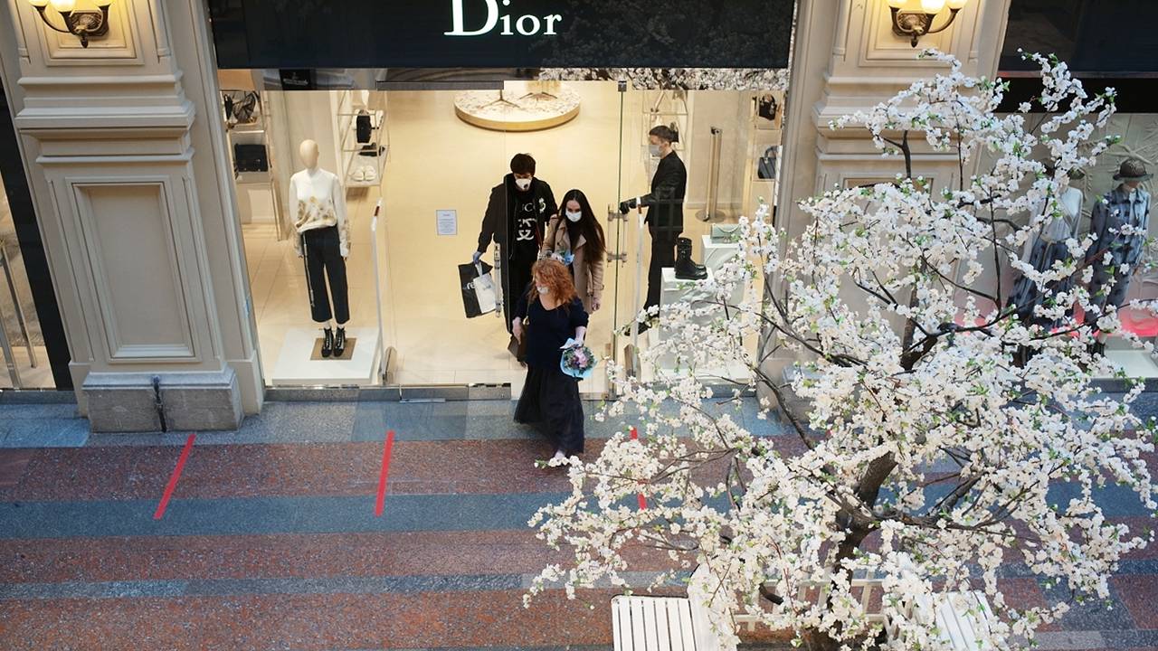 Dior и Prada сократили количество магазинов в России
