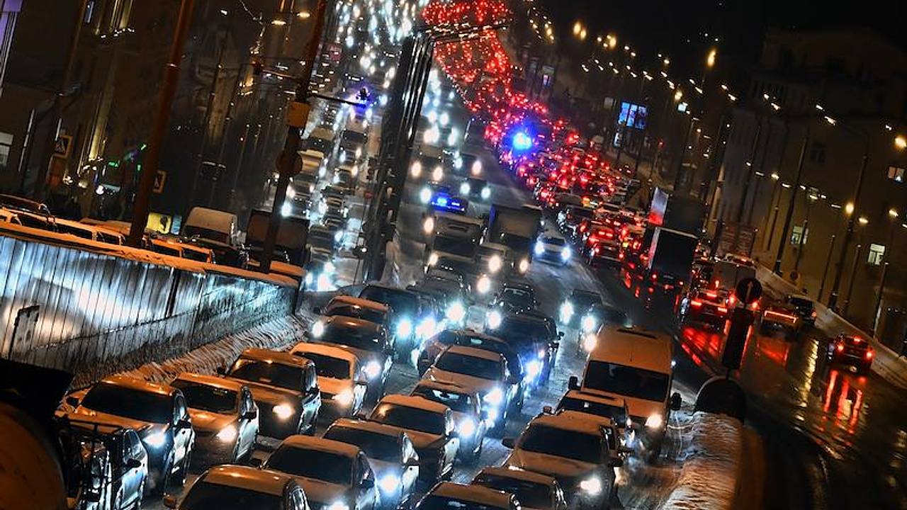 Продажи новых машин в России обрушились