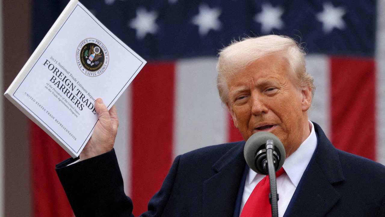 Британский журнал посвятил обложку отрезающему США от остального мира Трампу