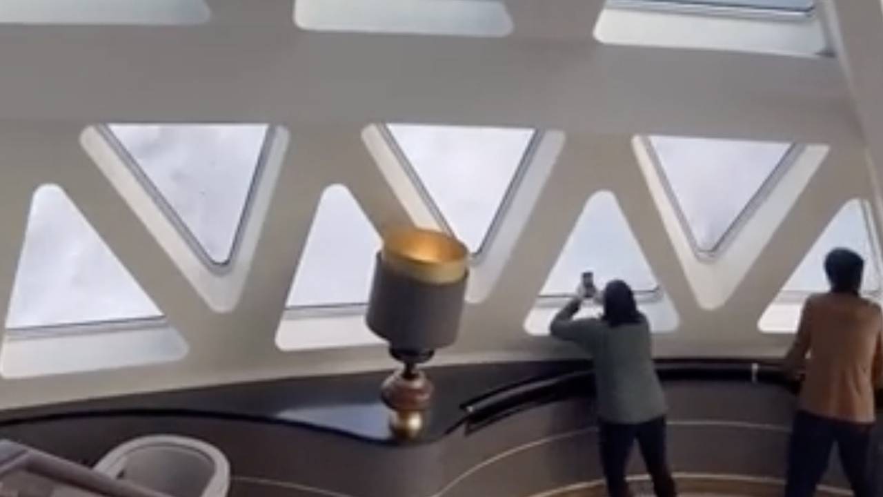 Хаос на борту круизного лайнера во время сильной качки попал на видео