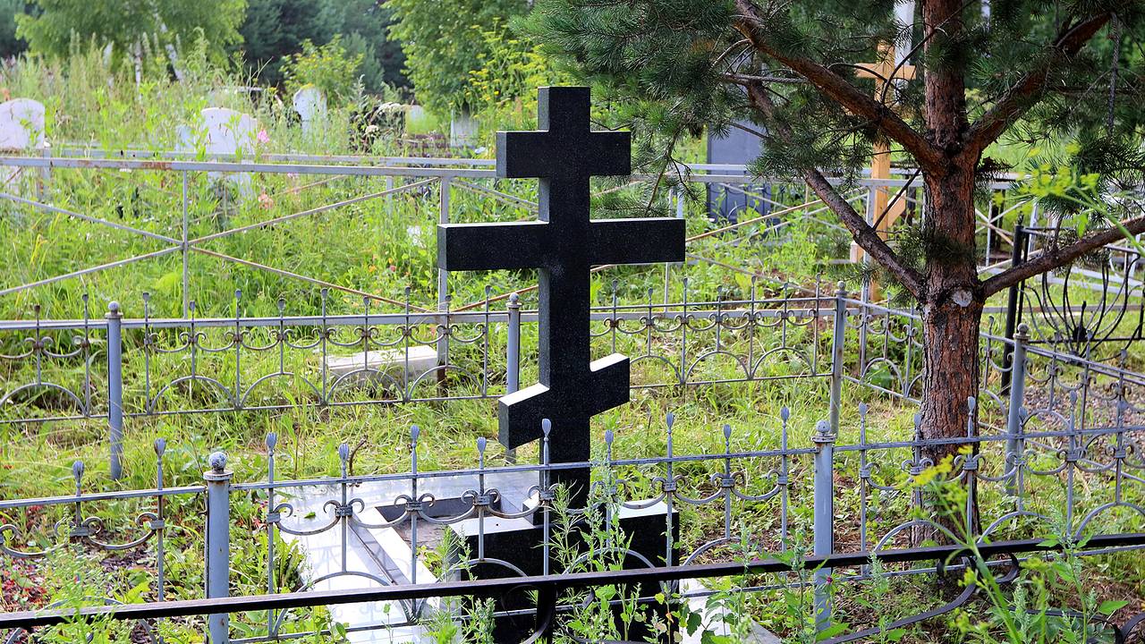 Российские школьники станцевали на могиле под трек «Я роняю Запад» и сняли это на видео