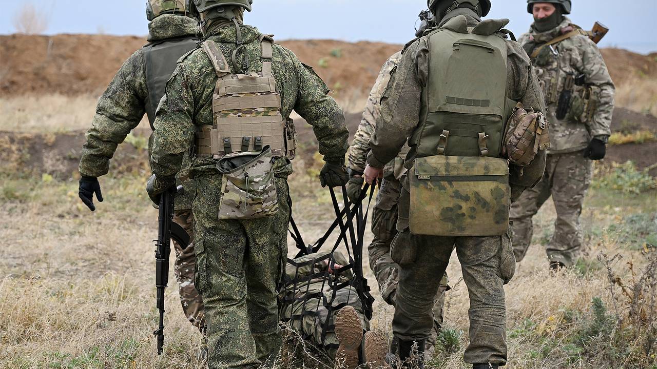 Военные несколько часов несли 92-летнюю россиянку на носилках из зоны боевых действий