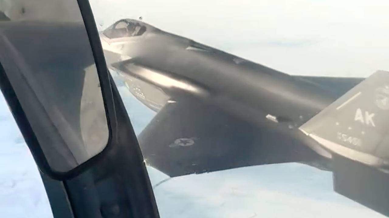 Российский летчик показал опасное сближение с F-35