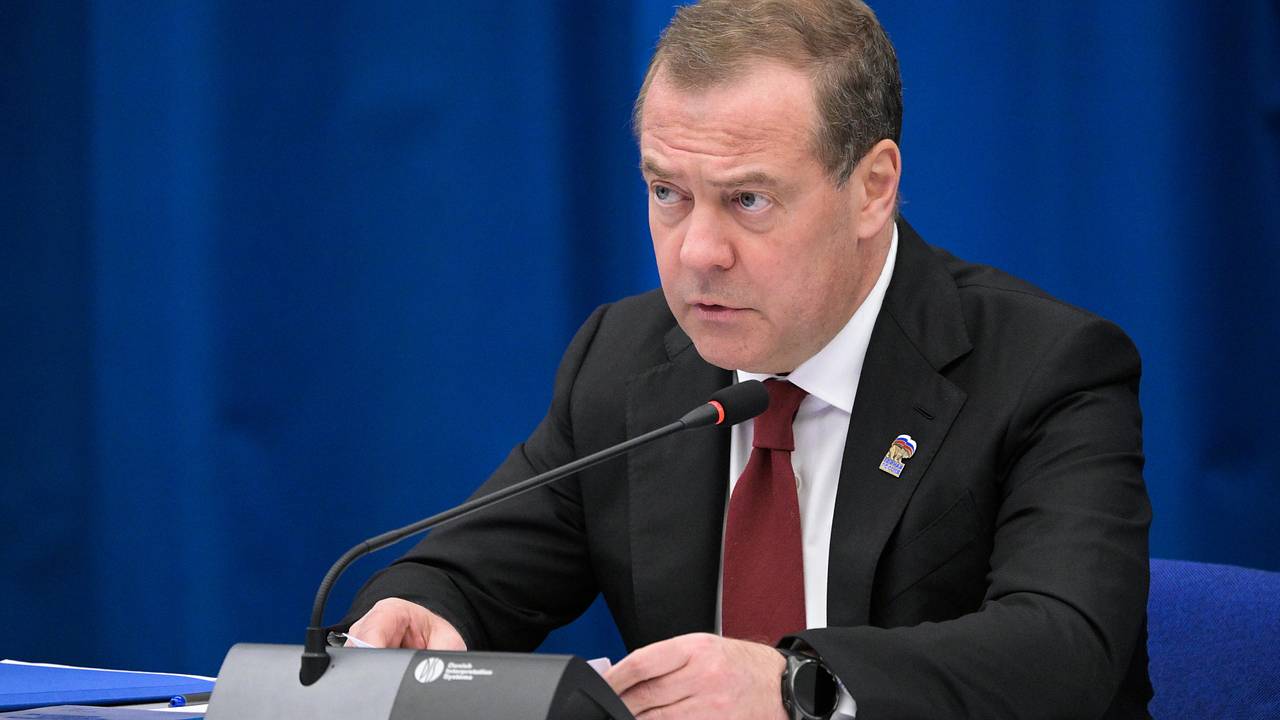 Медведев поздравил Овечкина с победой
