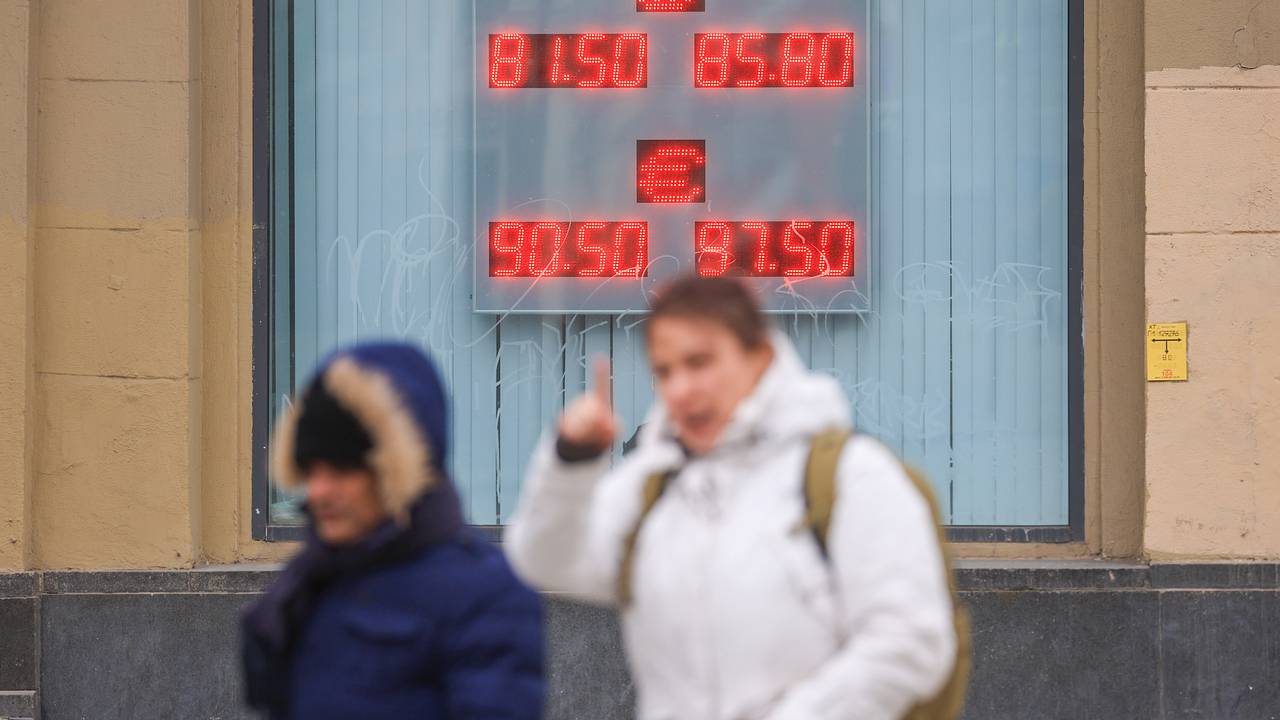 Курс рубля к доллару и евро упал