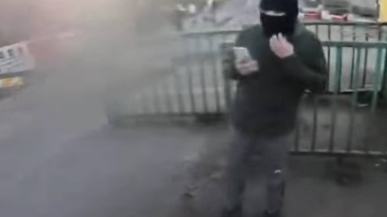 Незнакомцы в балаклавах ограбили блогера в прямом эфире