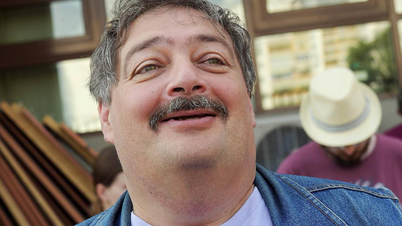 Писатель Быков пообещал вернуться в Россию