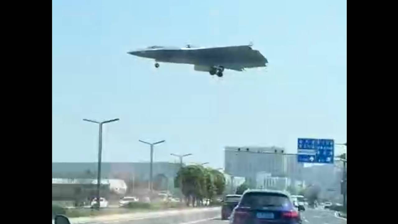 Посадка китайского самолета нового поколения попала на видео
