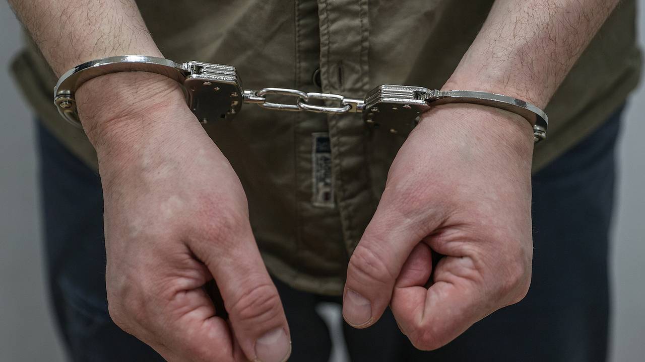 В российской школе ученики задержали извращенца с голыми гениталиями в женском туалете