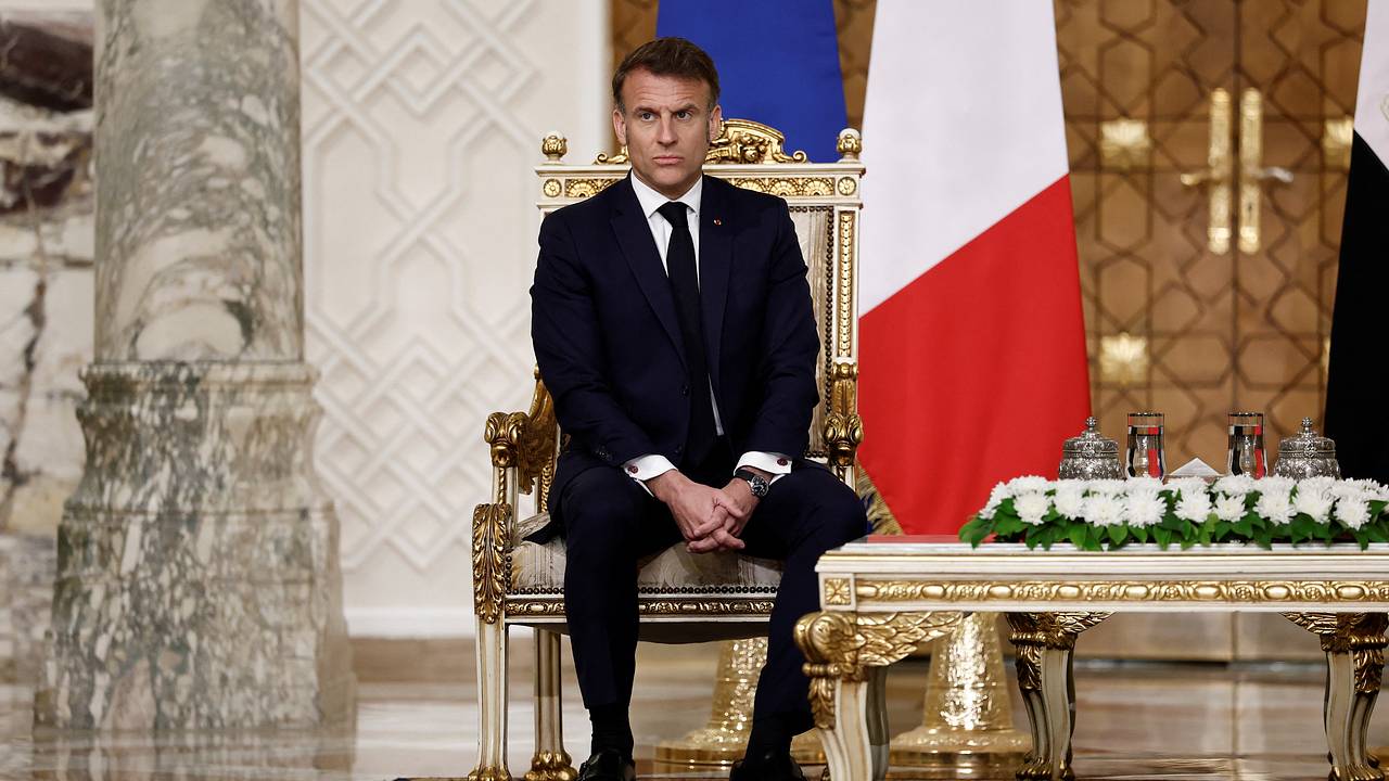 Стало известно о коробке Макрона с необычным содержимым