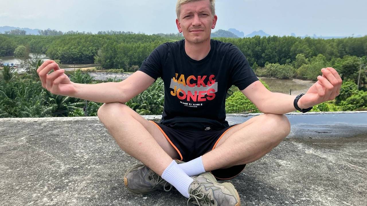 Российский турист попал в аварию в Таиланде, разорвал легкие и впал в кому. Ему срочно нужна помощь
