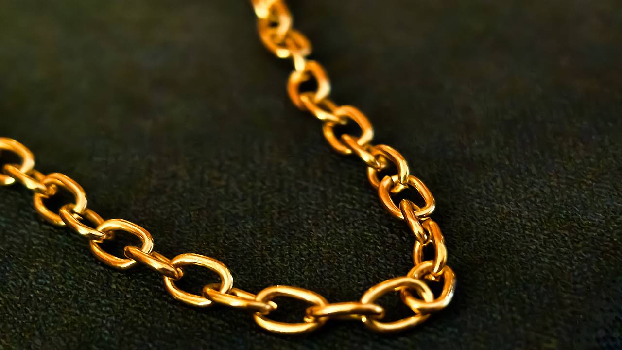 Мать обвинила сотрудника авиакомпании в краже золотой цепочки у ее ребенка