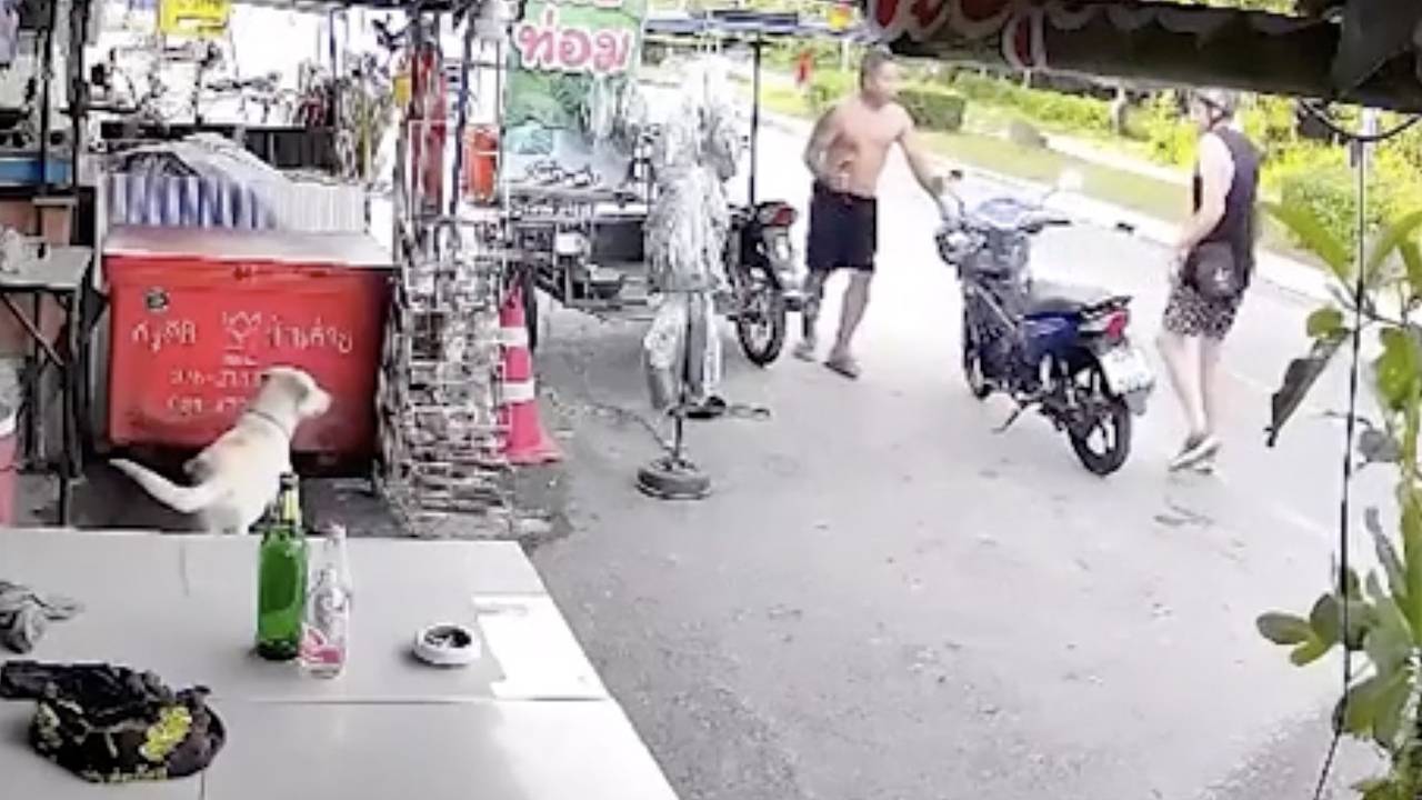 Агрессивный турист напал на мужчину и подростка в Таиланде и попал на видео