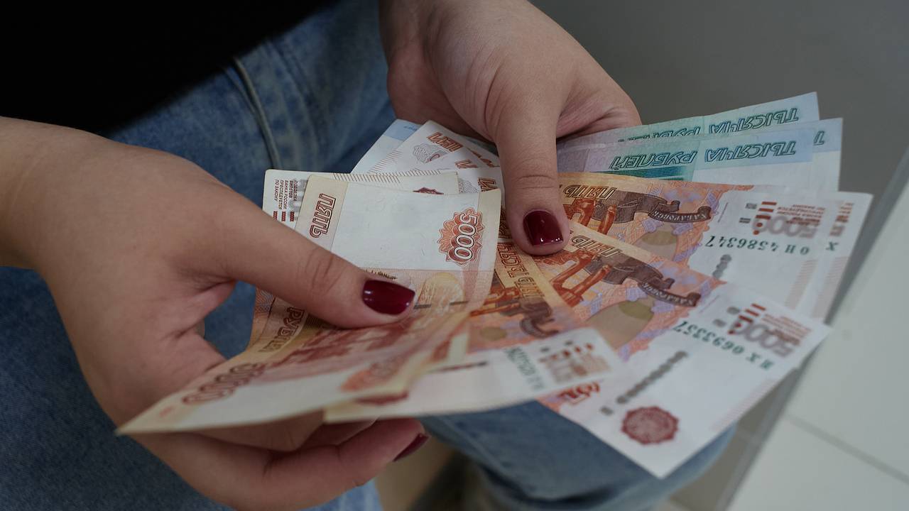 Больше половины россиян заявили о нехватке денег на путешествия