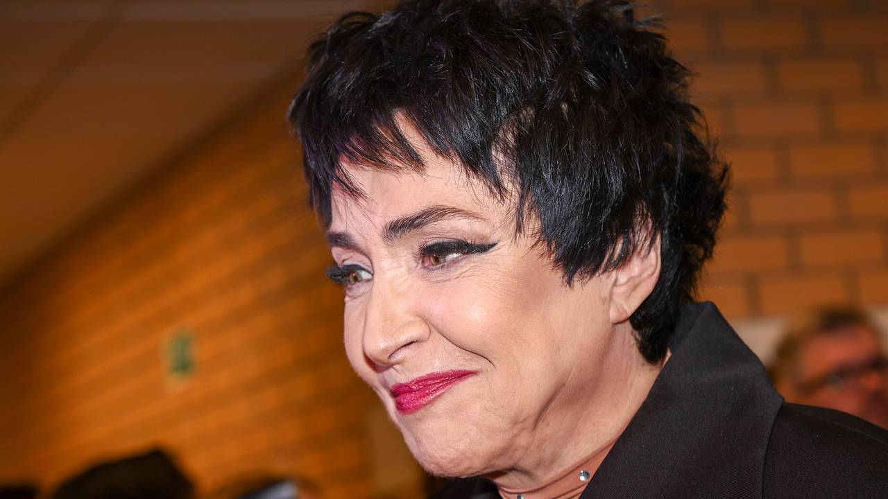 61-летняя Лолита опубликовала ролик в откровенном виде без бюстгальтера