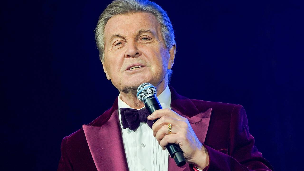 Лещенко и Газманов появились на концерте в Кремле с травмами