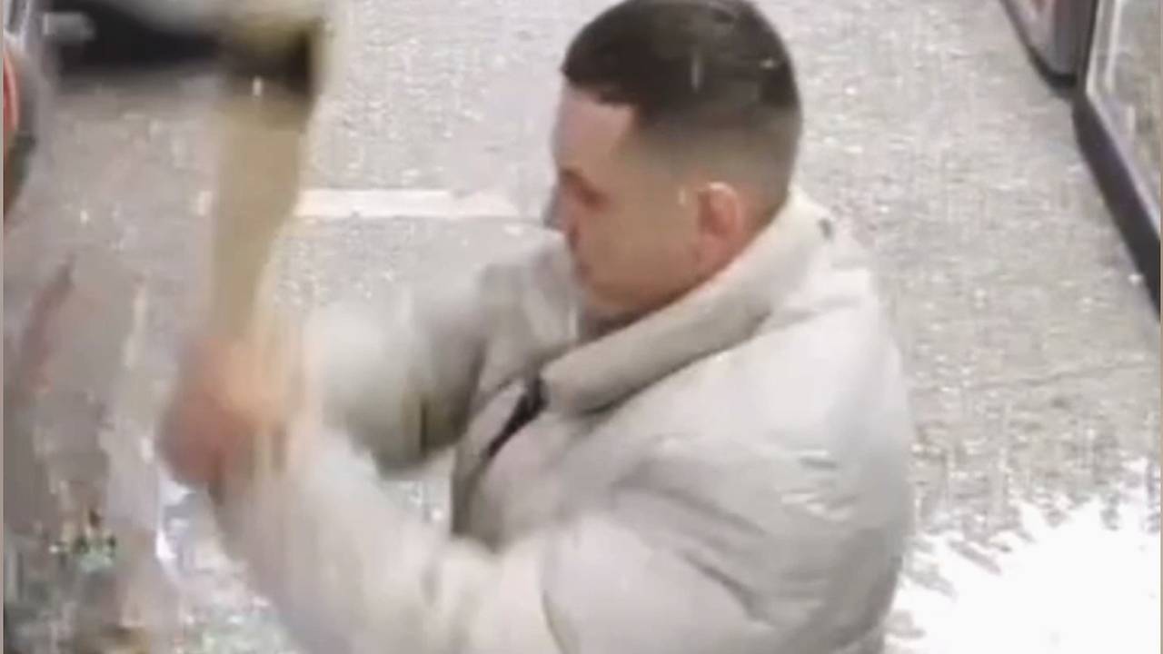 Россиянин с топором разгромил продуктовый магазин и попал на видео