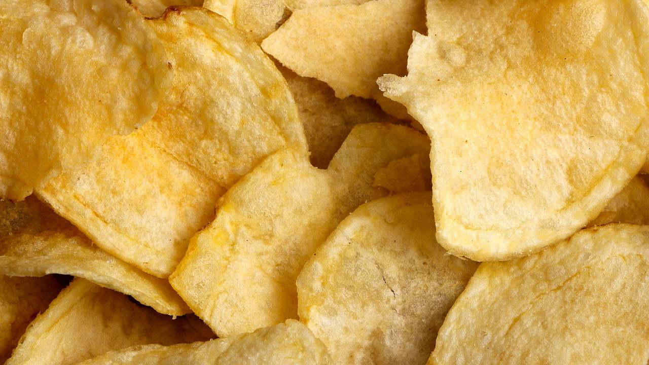 Причину неукротимой тяги к чипсам объяснили