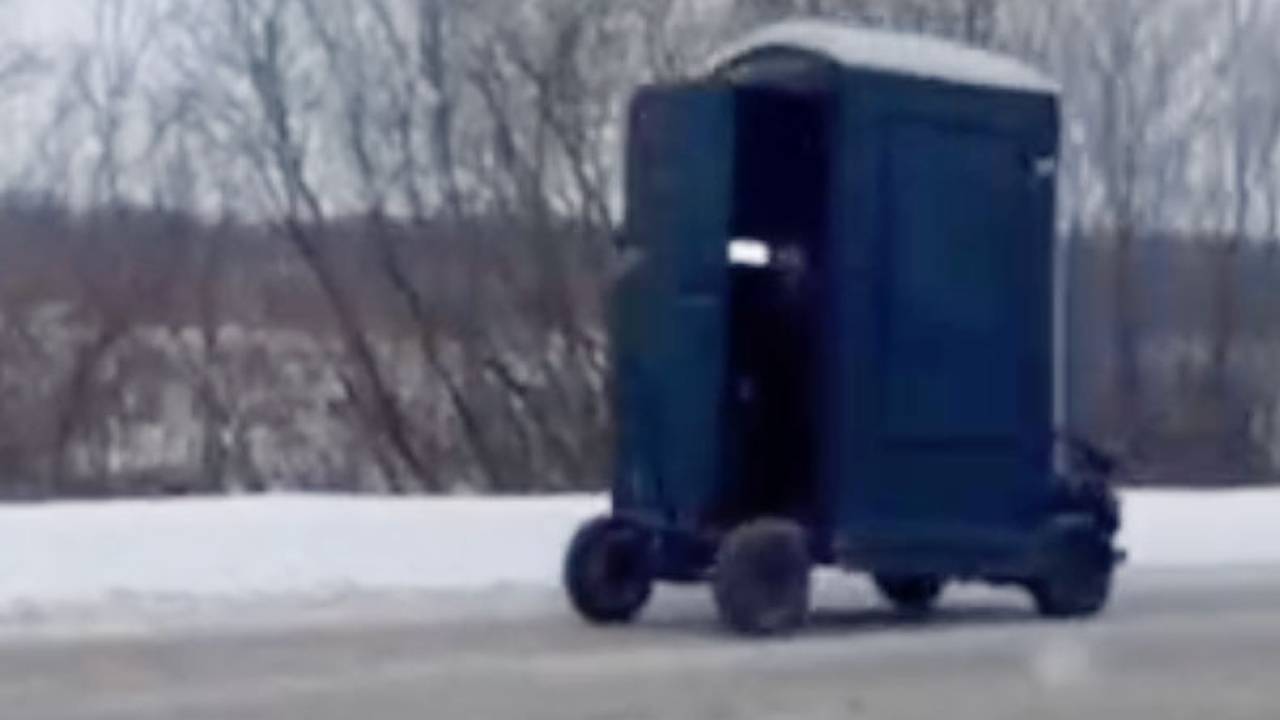 Жители Подмосковья устроили заезд на туалетной кабине на колесах