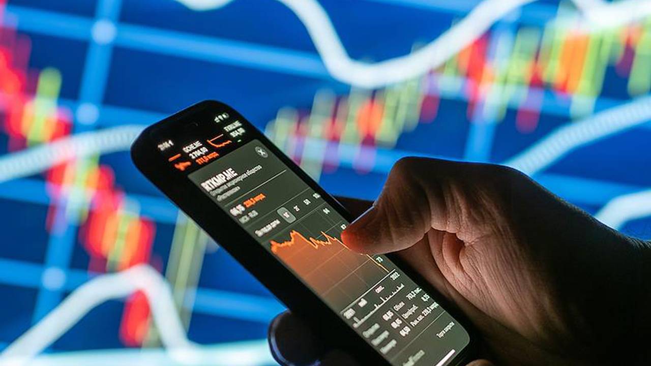 Российский фондовый рынок упал до минимума за год