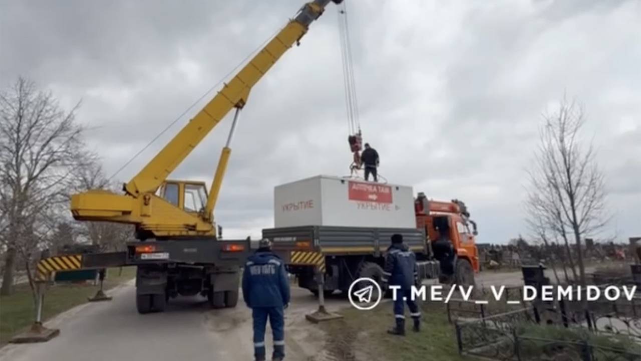 В российском городе сняли на видео укрытия от дронов ВСУ среди могил